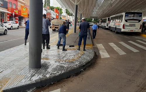Terminal central de ônibus  passa por higienização e limpeza em Franca 