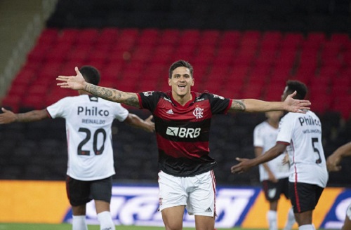 Pedro brilha, Flamengo bate Athletico e prossegue na Copa do Brasil