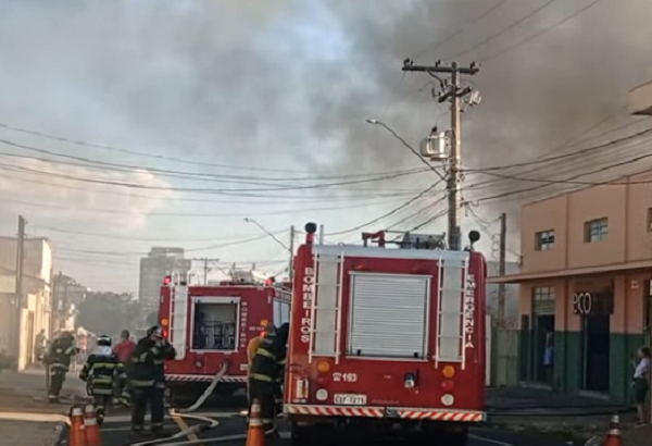 Caminhões ficam destruídos em incêndio no Jardim Guanabara