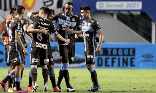 Corinthians vence Santos na Vila Belmiro pelo Paulistão 