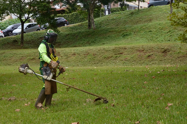 Praças e áreas públicas recebem equipes de limpeza em vários bairros 