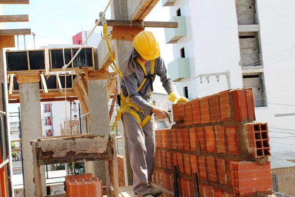 Mais de 74 mil empregos na construção civil em dezembro 