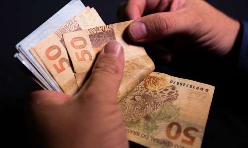 Salário mínimo passa a ser de R$ 1,2 mil a partir de amanhã