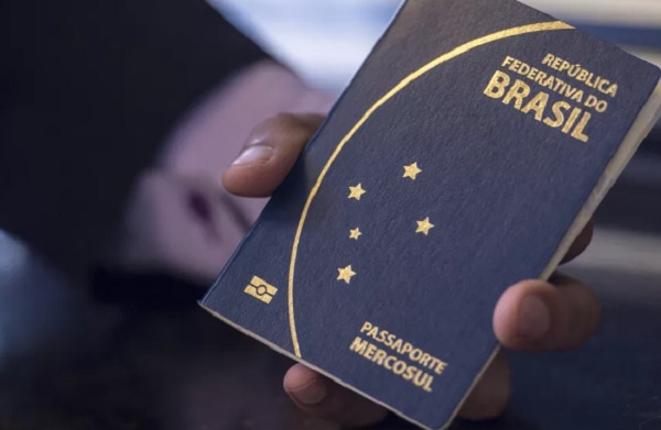 Cerca de 100 mil brasileiros aguardam emissão de passaportes