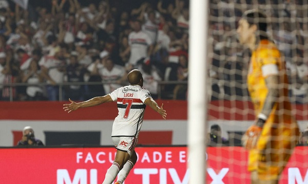São Paulo bate Corinthians e avança para final da Copa do Brasil