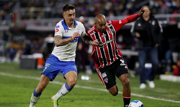 Com três jogadores a menos, São Paulo derrota Universidad Católica