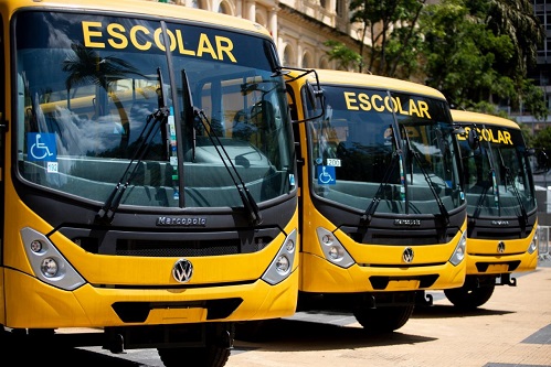 Estado entrega novos ônibus escolares na região de Franca