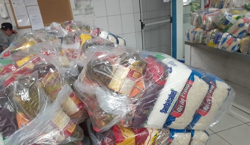 Famílias carentes recebem cestas básicas e verduras em Restinga 