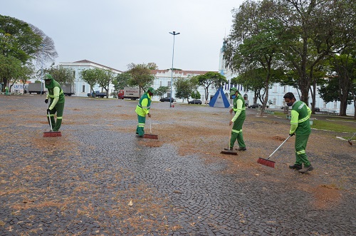 Prefeitura inicia limpeza e manutenção na Praça da Capelinha 