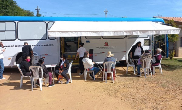 Van do Cidadania Itinerante inicia atendimento com serviços em Franca