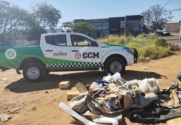 Guarda Civil flagra descarte irregular de lixo e multa infrator