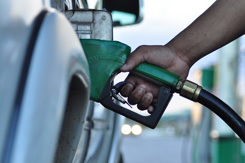 Gasolina acumula alta de 20% desde maio do ano passado, afirma estudo