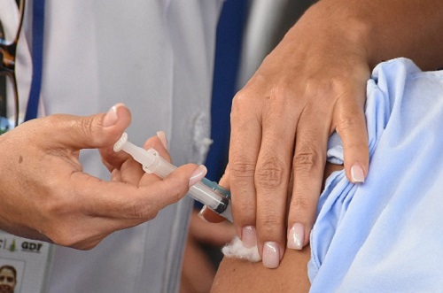 Covid-19 : Franca retoma vacinação para idosos acima de 80 anos