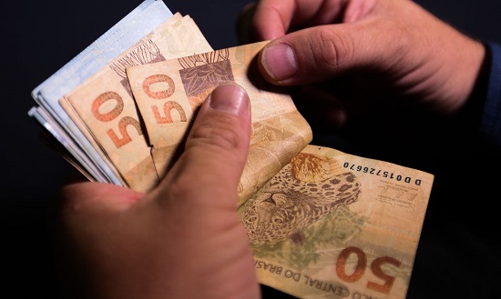 Governo aumenta para R$ 1,088 previsão para mínimo em 2021