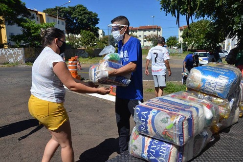 Prefeitura inicia distribuição de cestas básicas na região Oeste