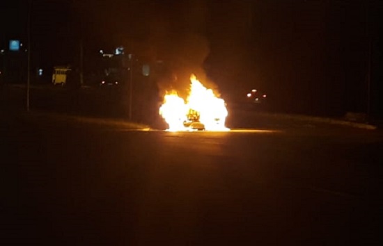 Carro pega fogo e assusta motoristas na avenida Reinaldo Chioca; Veja!