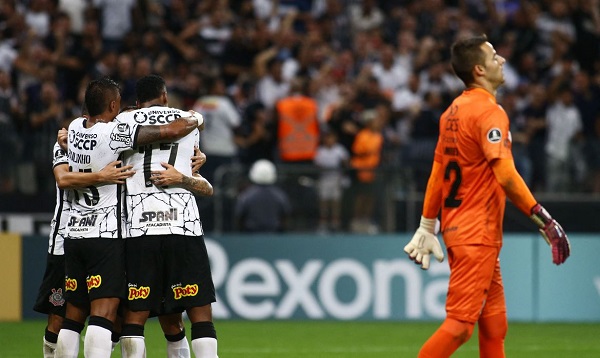 Graças a gol contra, Corinthians vence a primeira na Libertadores