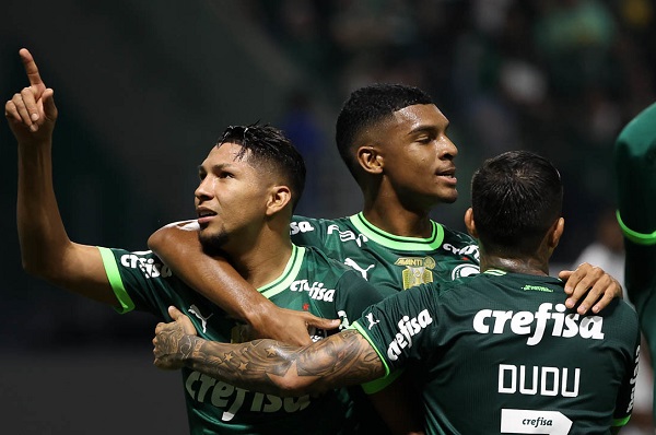 Rony faz dois, Palmeiras vence o Coritiba e se aproxima da liderança 