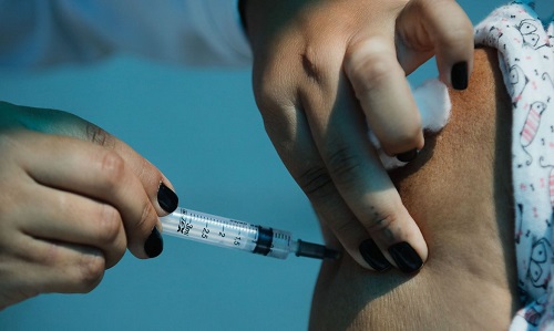 Franca inicia vacinação contra Covid-19 para pessoas com 48 anos ou mais 