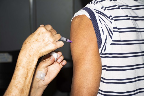 Jovens de 12 a 17 anos com comorbidades seguem sendo vacinados em Franca 