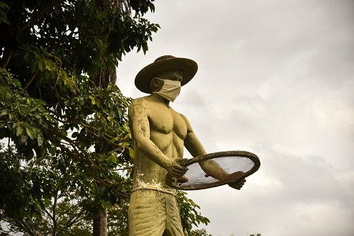Estátua do ‘Garimpeiro’ ganha máscara contra covid-19 em Patrocínio Paulista