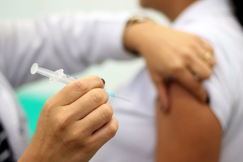 Franca aguarda doses da vacina para imunizar 55 mil pessoas contra Covid-19 