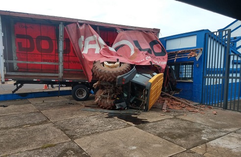 Fuga e acidente:  caminhão invade  Casa da Cultura de Restinga; Veja! 