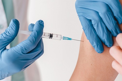 Franca inicia vacinação contra Covid-19 para pessoas acima de 32 anos 