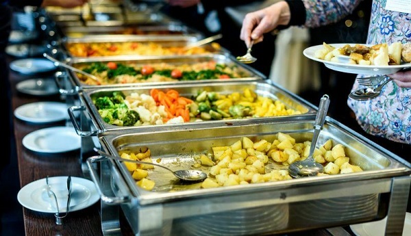 Comer fora em restaurantes 'por quilo' aumentou mais de 30%, diz Procon 