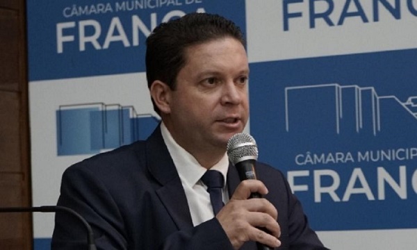 Carlinho Petrópolis Farmácia (PL) é eleito presidente da Câmara de Franca 