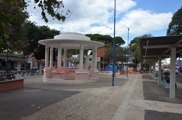 Praça Sabino Loureiro recebe nova iluminação e obras de revitalização 