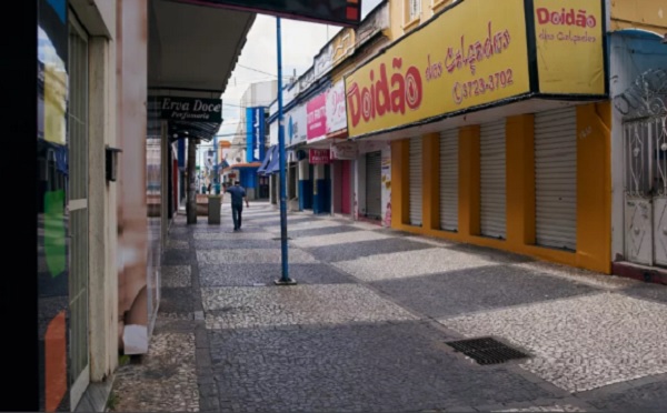 Franca realiza serviços de higienização no calçadão do comércio e praças 