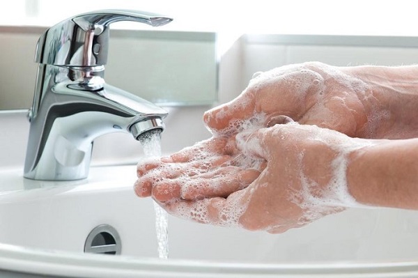 OMS faz apelo mundial por higiene das mãos; hábito pode prevenir infecções