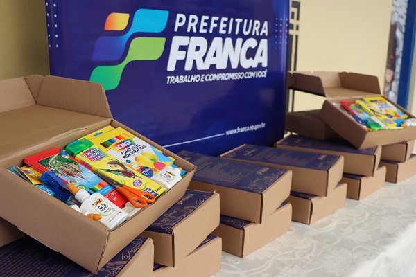 Educação inicia distribuição de mais de 23,5 mil kits escolares
