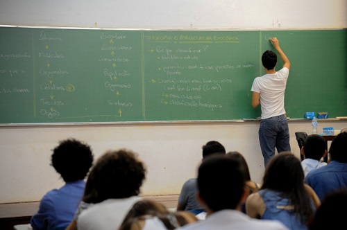 Professor terá aumento de 73% e salário inicial de R$ 5 mil