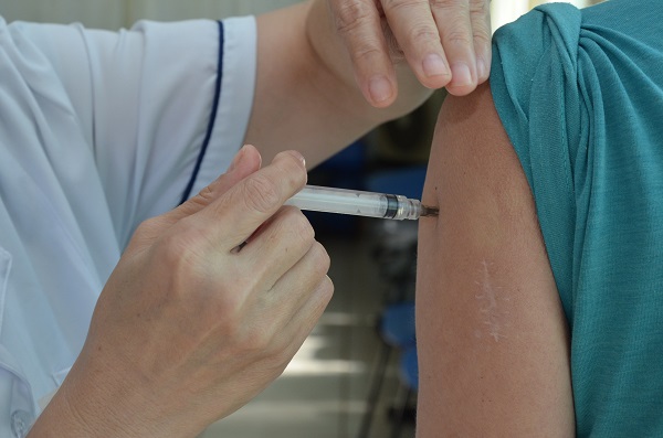Infectologista alerta sobre a importância da vacinação em adultos