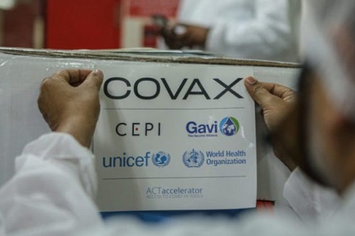 Vacinas fornecidas pelo consórcio Covax desembarcam no Brasil
