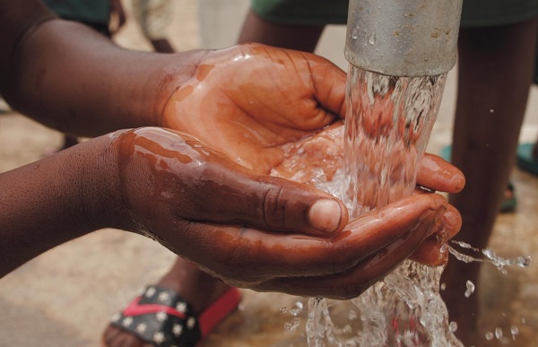 Lavar as mãos pode reduzir em 42% o risco de doenças diarréicas e 25% de infecções respiratórias 