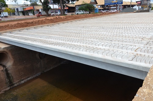 Complexo Viário Champagnat: vigas são instaladas para construção de ponte