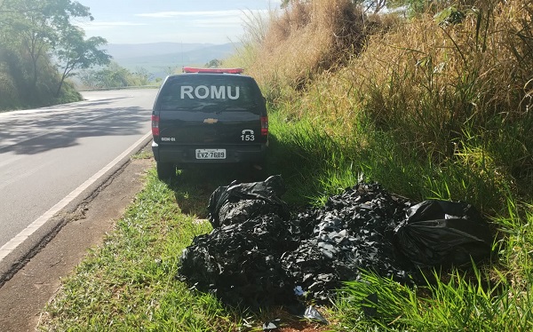 Guarda Civil flagra descarte irregular de lixo na rodovia Tancredo Neves 