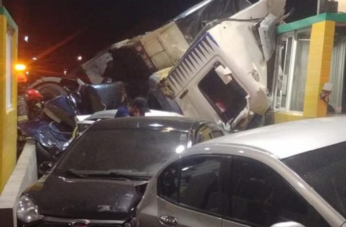 Engavetamento com quatro carros e caminhão deixa 2 mortos na Anhanguera 