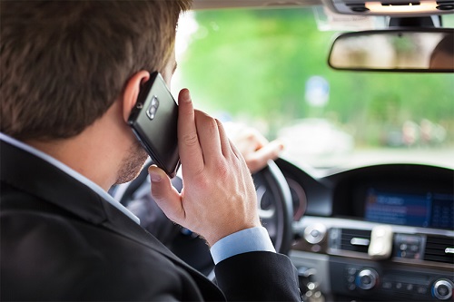 Uso de celular ao volante representa 7,5% das multas no Estado