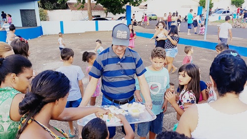 Com bolo de 80 kg e muita diversão, crianças ganham festa antecipada em Restinga 