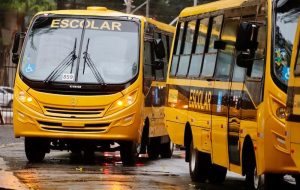 Região de Franca rebece entrega de quatro novos ônibus escolares 