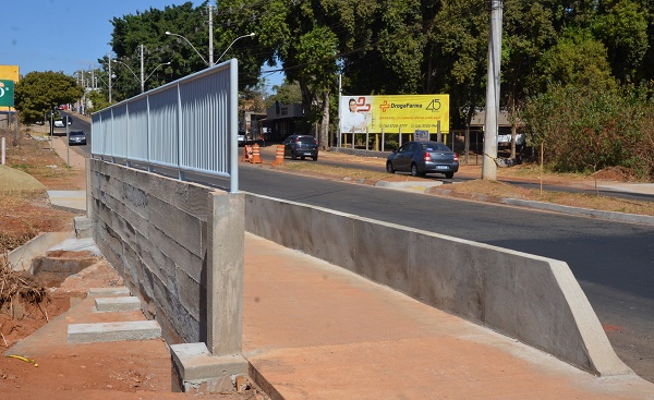 Ponte no Palmeiras recebe passarela e grades de proteção