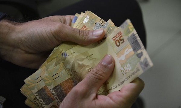 Orçamento de 2024 prevê salário mínimo de R$ 1,4 mil 
