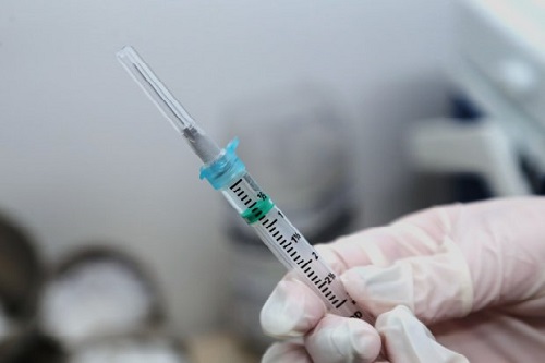 Saúde cadastra pessoas com 25 anos para as sobras técnicas das vacinas
