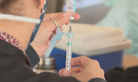 Franca mantém vacinação contra Covid-19 para pessoas acima de 44 anos 