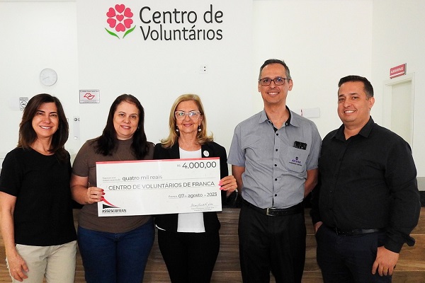 Centro de Voluntários da Saúde recebe R$ 4 mil arrecadados em campanha da Assescofran