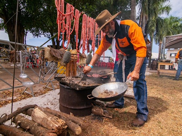 'Festival Cultura Sertaneja de Ribeirão' mantém as raízes com a Queima do Alho